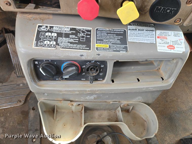 image for item ET5026 2006 Mack CHN613 dump truck