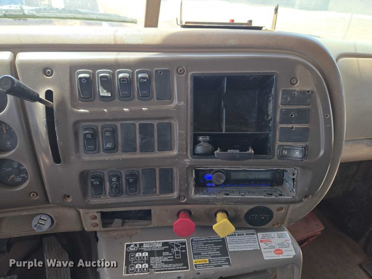 image for item ET5026 2006 Mack CHN613 dump truck