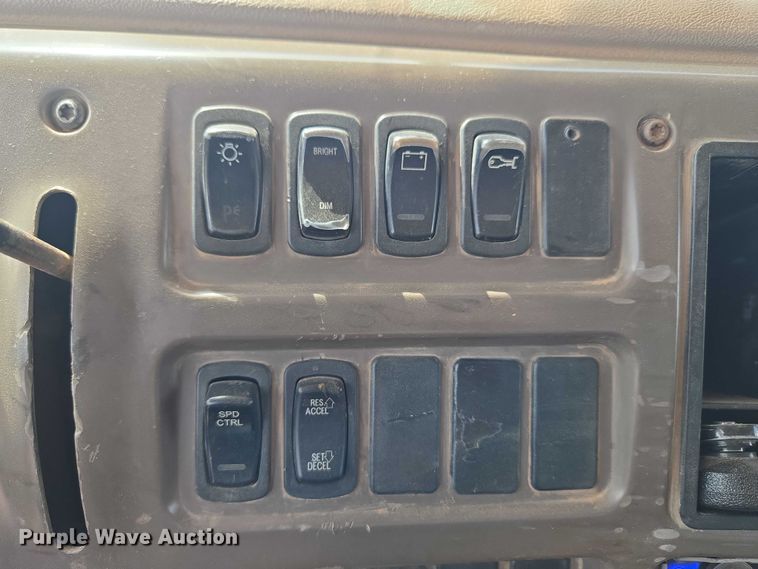 image for item ET5026 2006 Mack CHN613 dump truck