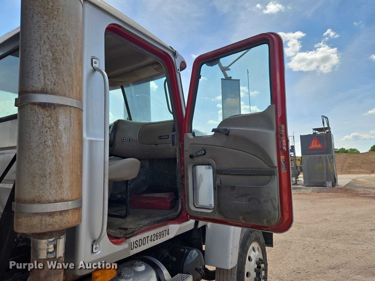 image for item ET5026 2006 Mack CHN613 dump truck