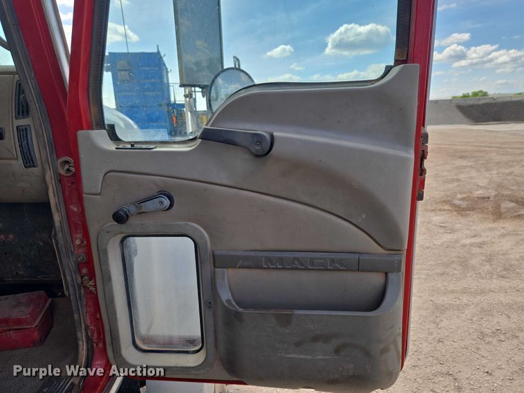 image for item ET5026 2006 Mack CHN613 dump truck