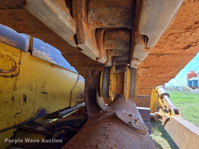 image for item ET5046 2006 Komatsu D65PX-15E0 dozer