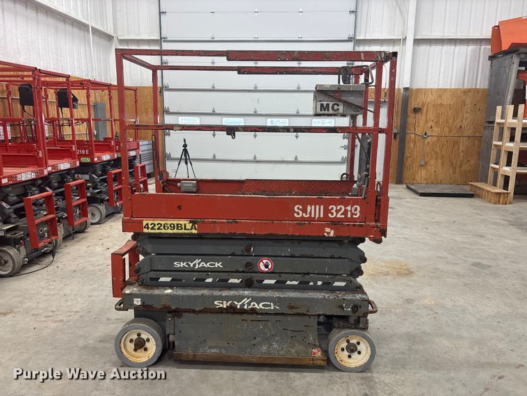 image for item EU5529 2017 Skyjack SK111-3219 scissor lift