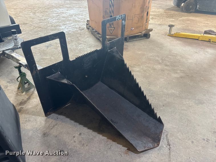 image for item EU5560 Compact utility loader stump bucket