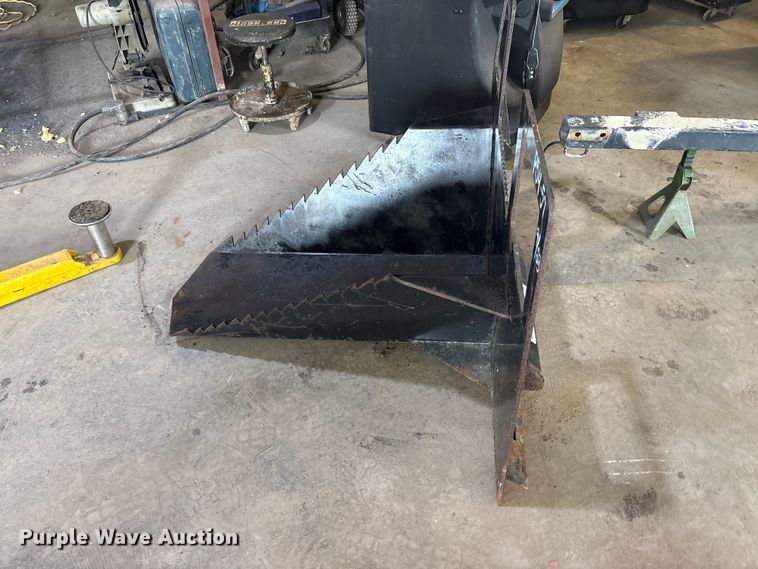 image for item EU5560 Compact utility loader stump bucket