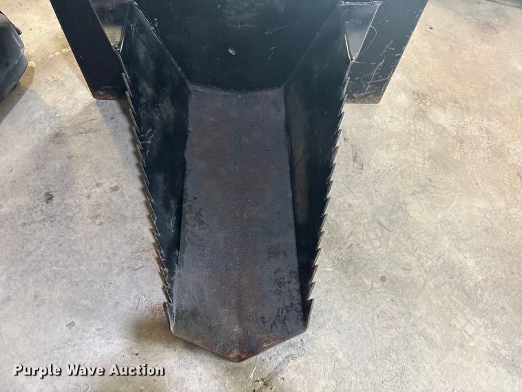image for item EU5560 Compact utility loader stump bucket