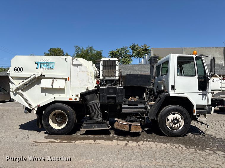 image for item EU8668 2004 Freightliner FC80 street sweeper truck