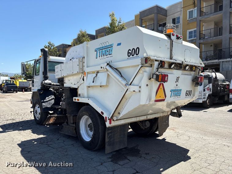 image for item EU8668 2004 Freightliner FC80 street sweeper truck