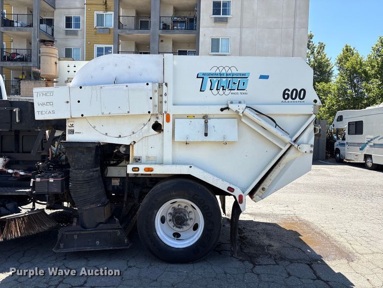 image for item EU8668 2004 Freightliner FC80 street sweeper truck