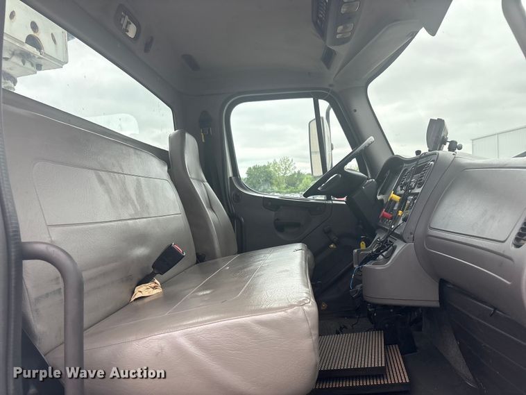 image for item EV2930 2009 Freightliner M2 Business Class bucket truck