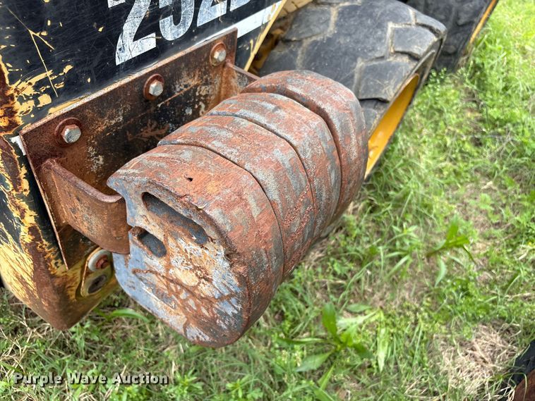 image for item EV2943 2005 Caterpillar 252B skid steer loader