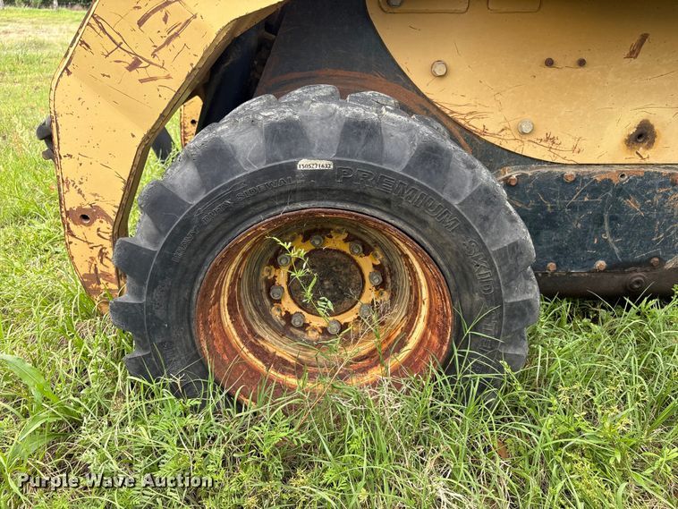image for item EV2943 2005 Caterpillar 252B skid steer loader