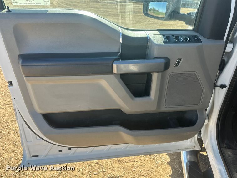 image for item EV5892 2017 Ford F550 Crew Cab utility / service truck