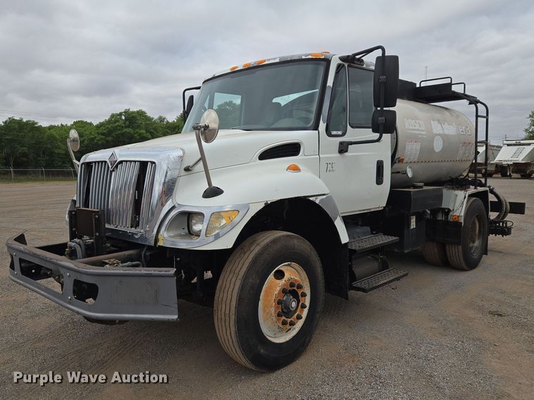 image for item EW0100 2005 International 7300 oil distributor truck