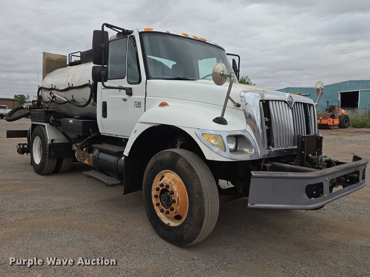 image for item EW0100 2005 International 7300 oil distributor truck