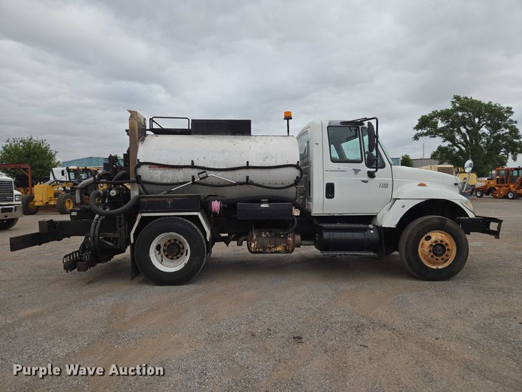 image for item EW0100 2005 International 7300 oil distributor truck