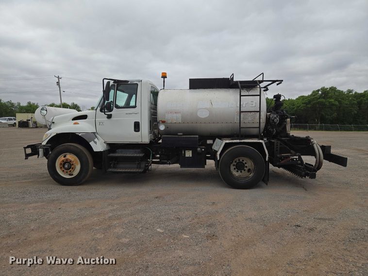 image for item EW0100 2005 International 7300 oil distributor truck
