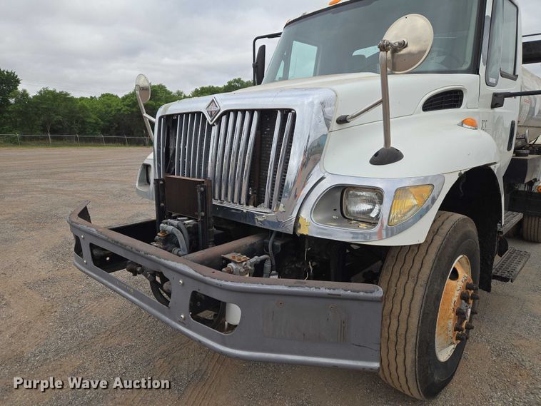 image for item EW0100 2005 International 7300 oil distributor truck