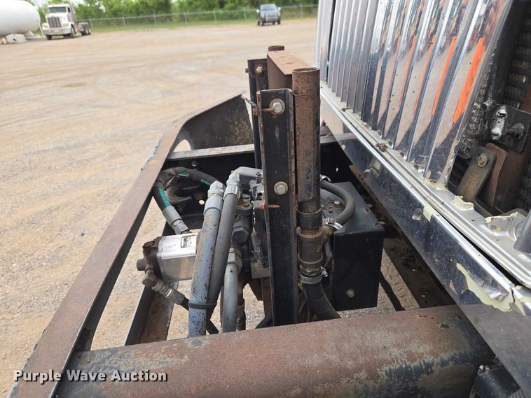 image for item EW0100 2005 International 7300 oil distributor truck