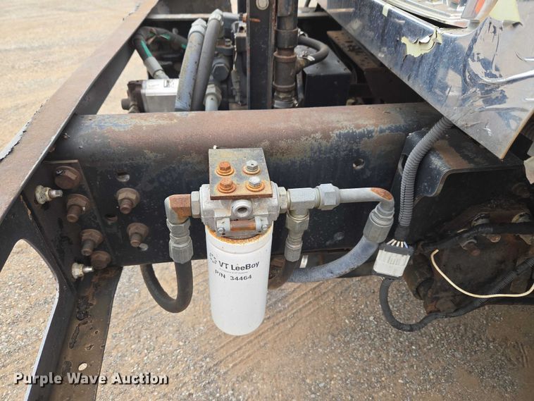 image for item EW0100 2005 International 7300 oil distributor truck
