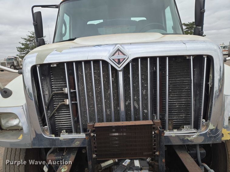 image for item EW0100 2005 International 7300 oil distributor truck