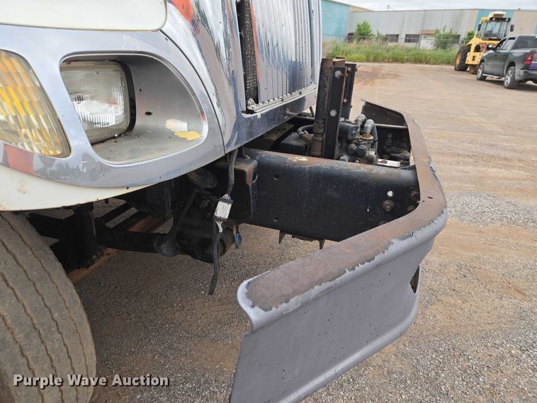image for item EW0100 2005 International 7300 oil distributor truck