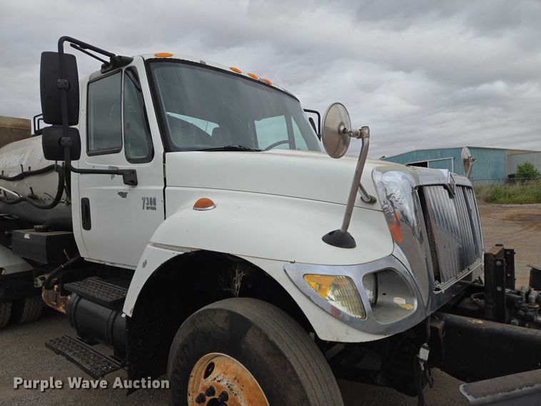 image for item EW0100 2005 International 7300 oil distributor truck