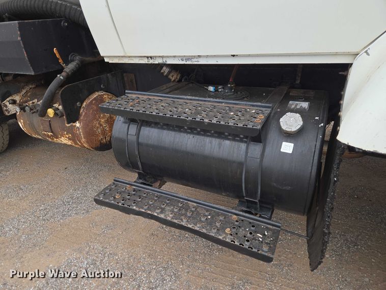 image for item EW0100 2005 International 7300 oil distributor truck
