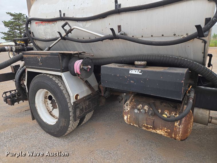 image for item EW0100 2005 International 7300 oil distributor truck