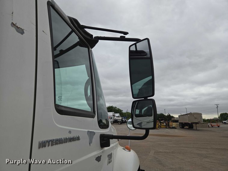 image for item EW0100 2005 International 7300 oil distributor truck