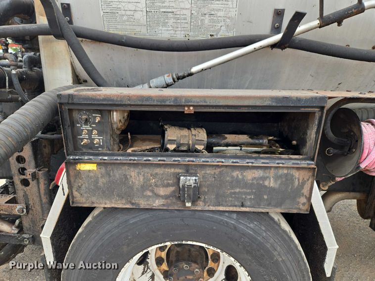 image for item EW0100 2005 International 7300 oil distributor truck