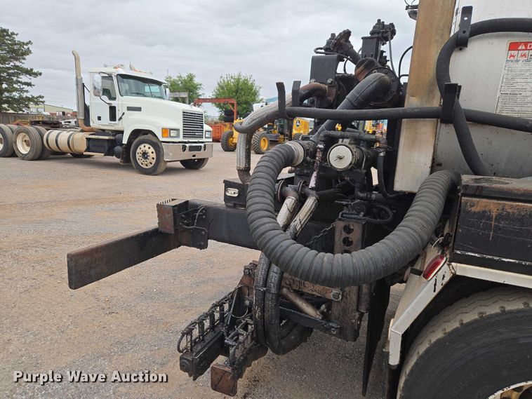 image for item EW0100 2005 International 7300 oil distributor truck