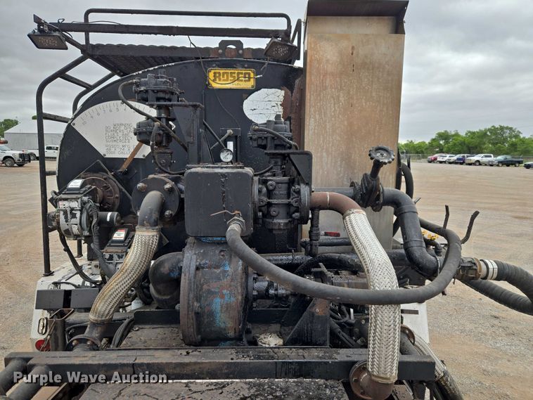 image for item EW0100 2005 International 7300 oil distributor truck