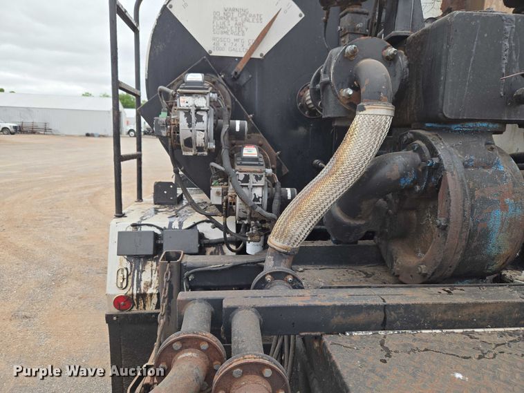 image for item EW0100 2005 International 7300 oil distributor truck