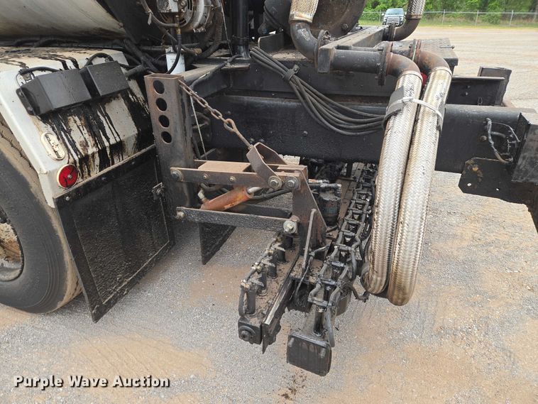 image for item EW0100 2005 International 7300 oil distributor truck