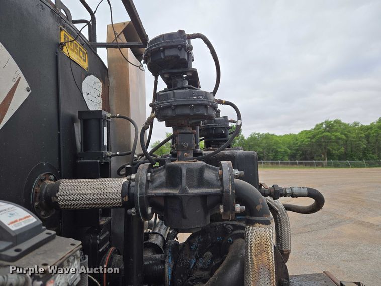 image for item EW0100 2005 International 7300 oil distributor truck