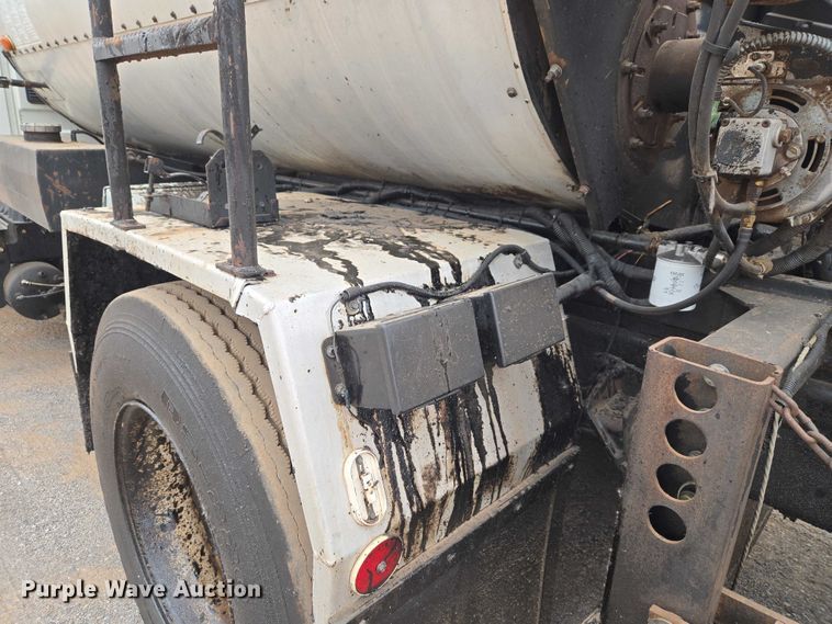 image for item EW0100 2005 International 7300 oil distributor truck