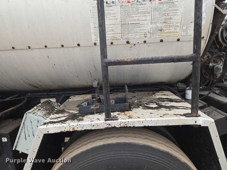 image for item EW0100 2005 International 7300 oil distributor truck