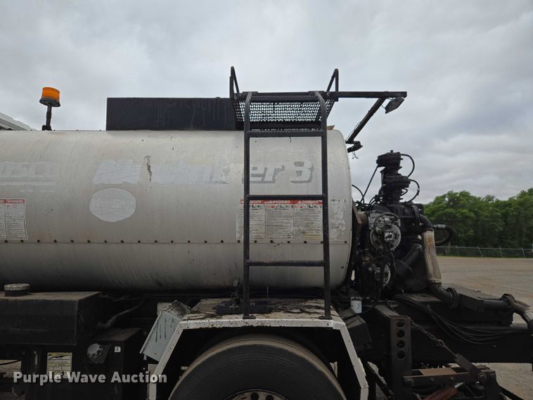 image for item EW0100 2005 International 7300 oil distributor truck