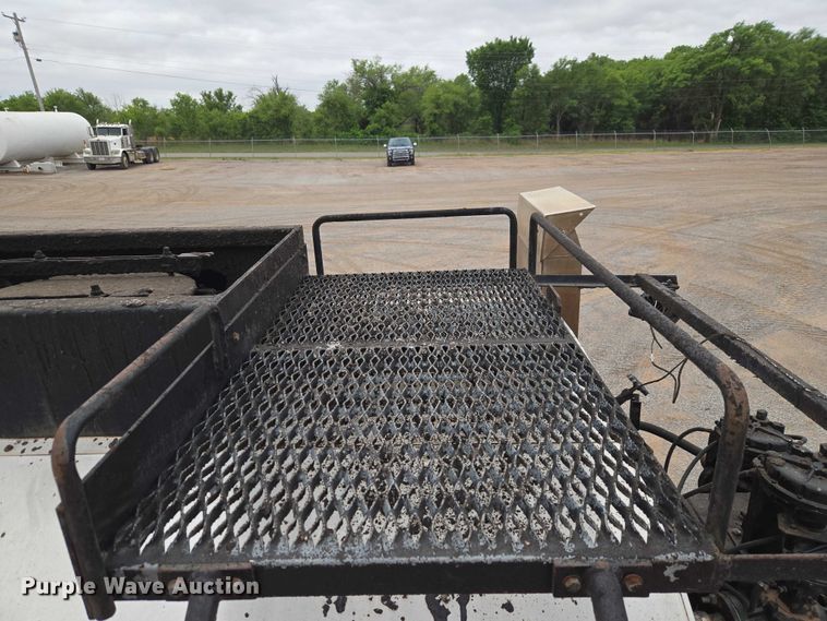 image for item EW0100 2005 International 7300 oil distributor truck