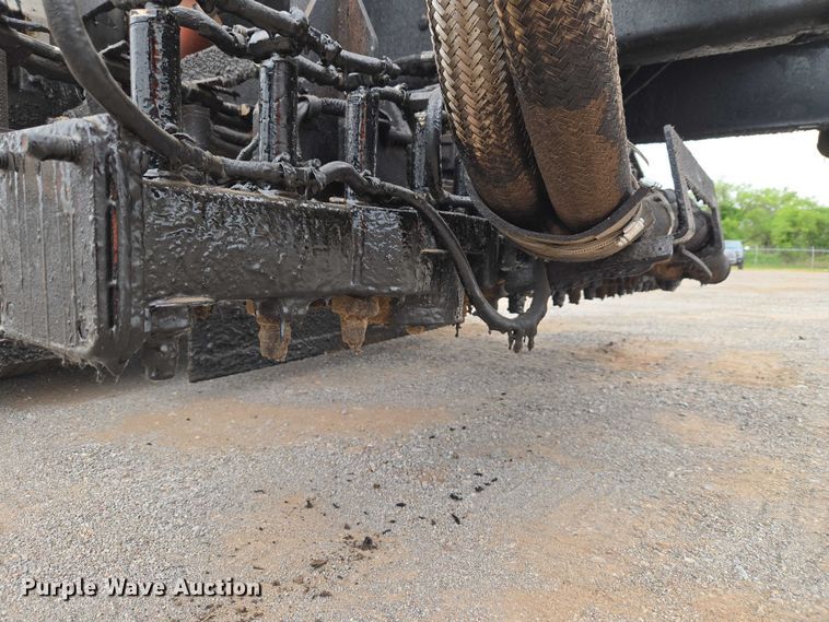 image for item EW0100 2005 International 7300 oil distributor truck