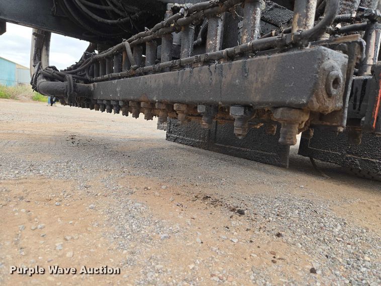 image for item EW0100 2005 International 7300 oil distributor truck