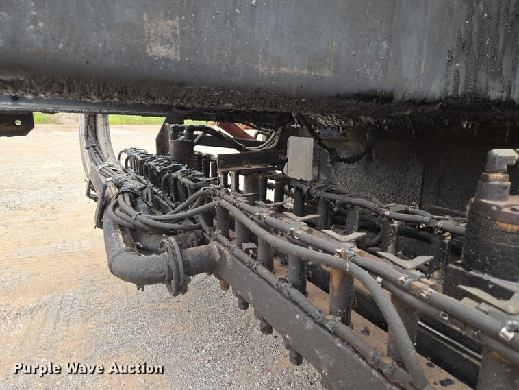 image for item EW0100 2005 International 7300 oil distributor truck