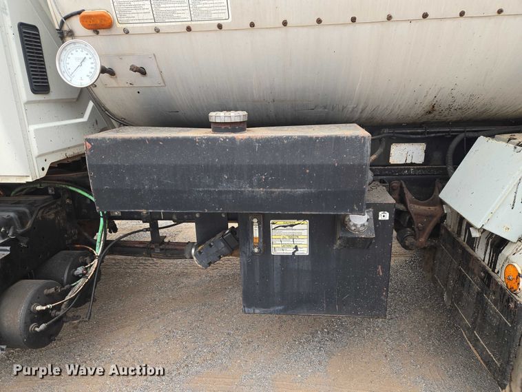 image for item EW0100 2005 International 7300 oil distributor truck