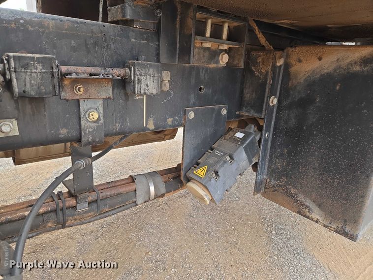 image for item EW0100 2005 International 7300 oil distributor truck