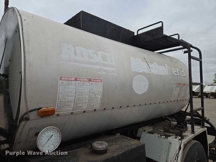 image for item EW0100 2005 International 7300 oil distributor truck