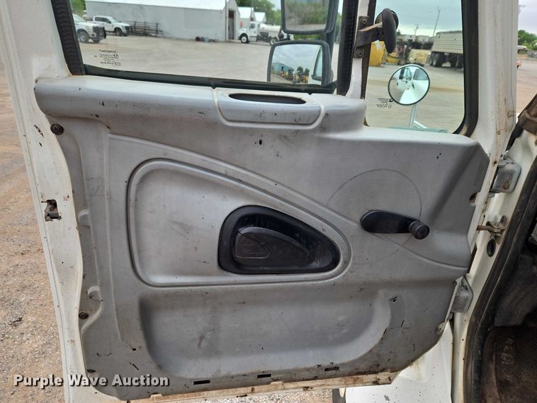 image for item EW0100 2005 International 7300 oil distributor truck