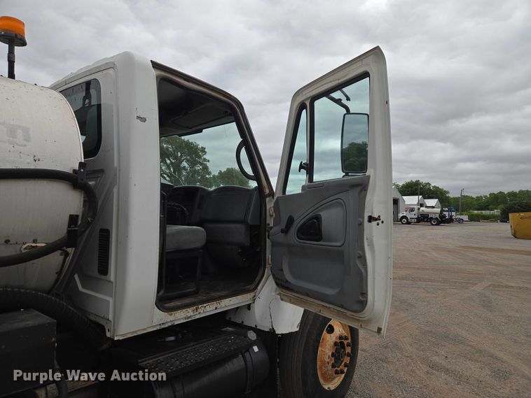 image for item EW0100 2005 International 7300 oil distributor truck