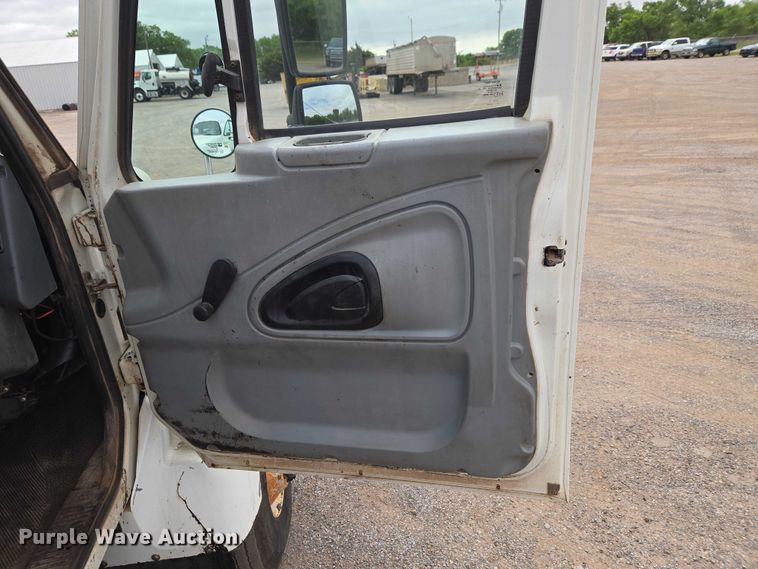 image for item EW0100 2005 International 7300 oil distributor truck