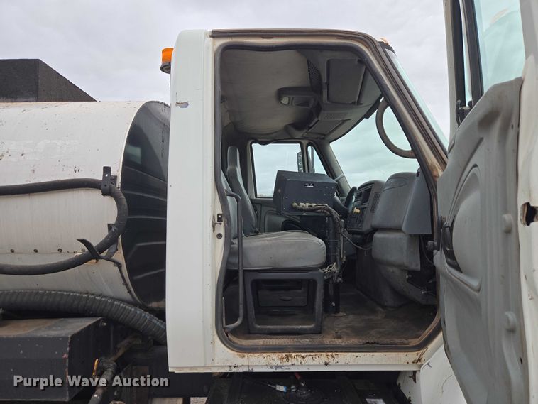 image for item EW0100 2005 International 7300 oil distributor truck